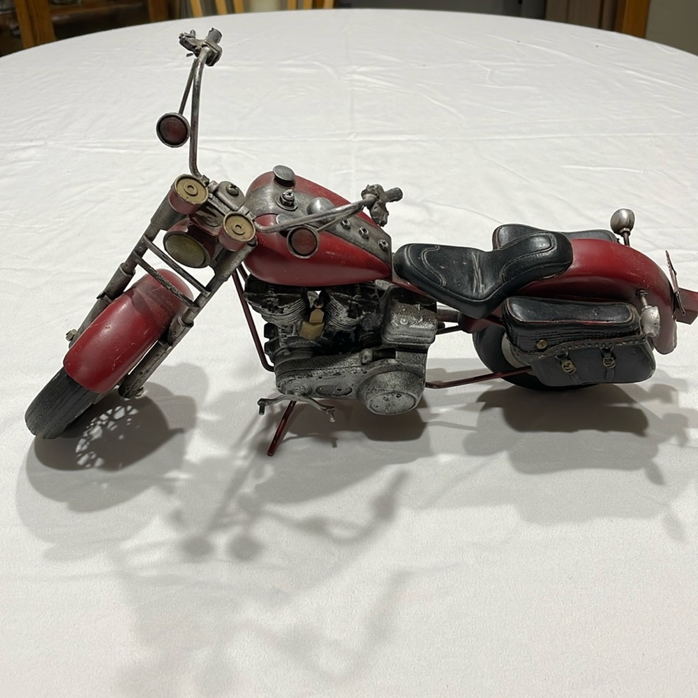 great condition. small clutch handle missing